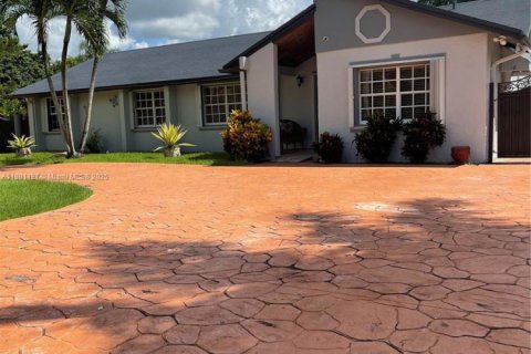 House in Miami, Florida 4 bedrooms, 178.37 sq.m. № 1924459 - photo 4