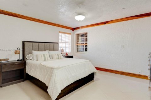 House in Miami, Florida 4 bedrooms, 178.37 sq.m. № 1924459 - photo 21