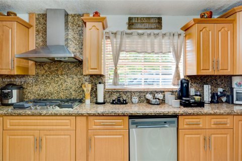 House in Miami, Florida 4 bedrooms, 178.37 sq.m. № 1924459 - photo 14