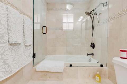 House in Miami, Florida 4 bedrooms, 178.37 sq.m. № 1924459 - photo 25