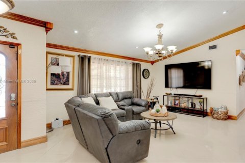 House in Miami, Florida 4 bedrooms, 178.37 sq.m. № 1924459 - photo 17