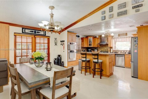 House in Miami, Florida 4 bedrooms, 178.37 sq.m. № 1924459 - photo 8