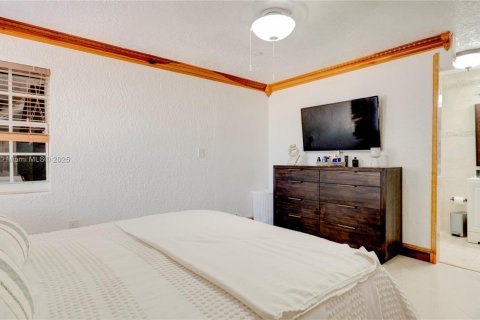 House in Miami, Florida 4 bedrooms, 178.37 sq.m. № 1924459 - photo 23