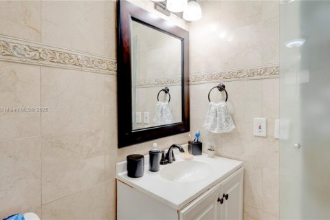 House in Miami, Florida 4 bedrooms, 178.37 sq.m. № 1924459 - photo 27