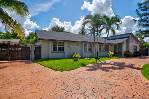 House in Miami, Florida 4 bedrooms, 178.37 sq.m. № 1924459 - photo 5