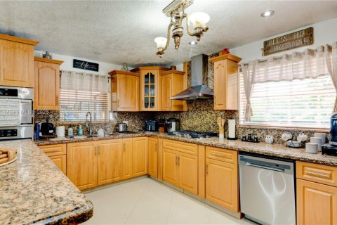 House in Miami, Florida 4 bedrooms, 178.37 sq.m. № 1924459 - photo 12