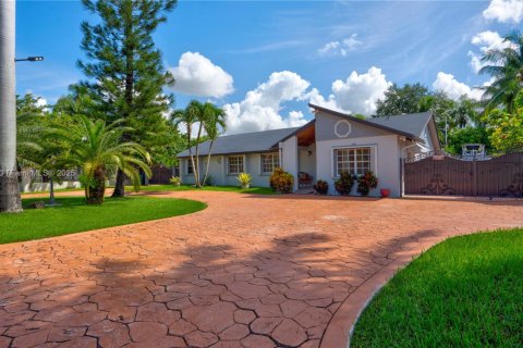 House in Miami, Florida 4 bedrooms, 178.37 sq.m. № 1924459 - photo 2