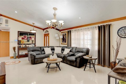 House in Miami, Florida 4 bedrooms, 178.37 sq.m. № 1924459 - photo 20