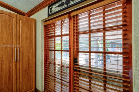House in Miami, Florida 4 bedrooms, 178.37 sq.m. № 1924459 - photo 16