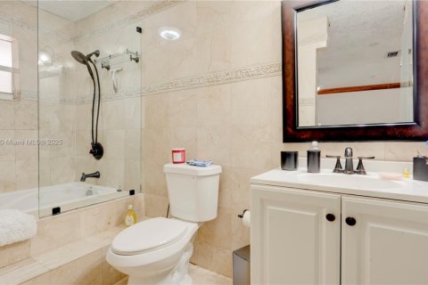 House in Miami, Florida 4 bedrooms, 178.37 sq.m. № 1924459 - photo 26