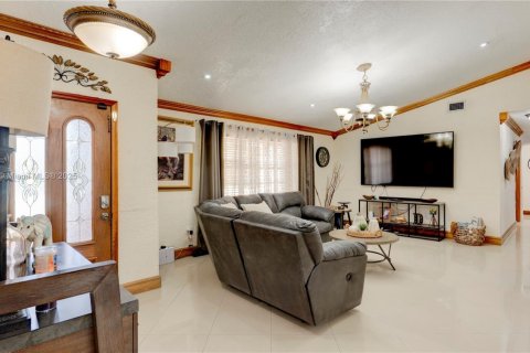 House in Miami, Florida 4 bedrooms, 178.37 sq.m. № 1924459 - photo 18
