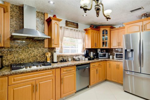 House in Miami, Florida 4 bedrooms, 178.37 sq.m. № 1924459 - photo 13