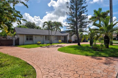 House in Miami, Florida 4 bedrooms, 178.37 sq.m. № 1924459 - photo 1