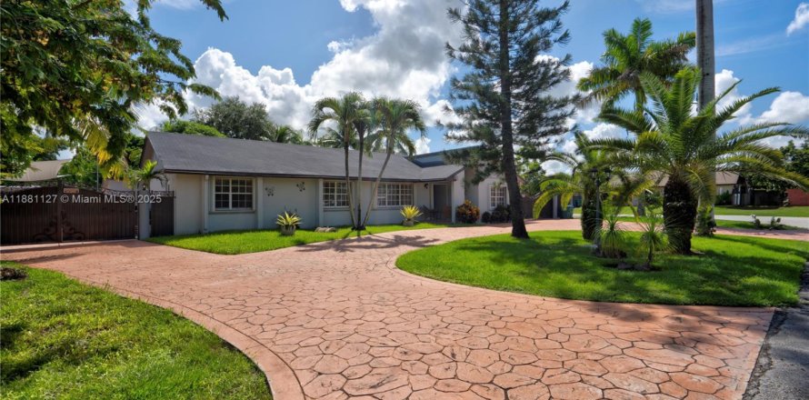 House in Miami, Florida 4 bedrooms, 178.37 sq.m. № 1924459