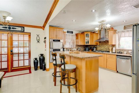 House in Miami, Florida 4 bedrooms, 178.37 sq.m. № 1924459 - photo 10