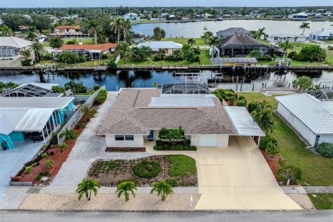 Casa en venta en Port Charlotte, Florida, 3 dormitorios, 255.11 m2 № 1910672 - foto 1