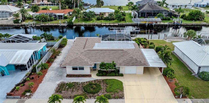 Casa en Port Charlotte, Florida 3 dormitorios, 255.11 m2 № 1910672