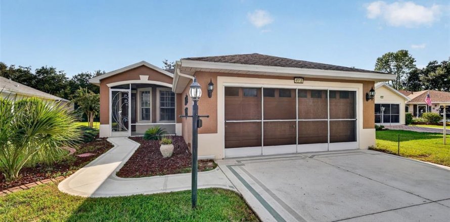 House in Leesburg, Florida 3 bedrooms, 144.83 sq.m. № 2391014