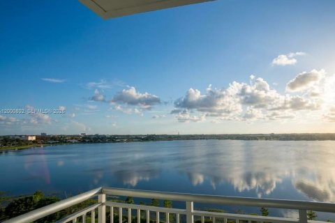 Condo in West Palm Beach, Florida, 1 bedroom  № 2065138 - photo 11
