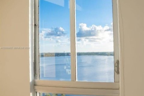 Condo in West Palm Beach, Florida, 1 bedroom  № 2065138 - photo 13