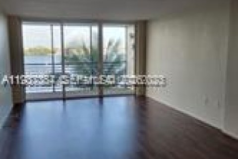 Condo in Miami, Florida, 2 bedrooms № 1997514 - photo 2