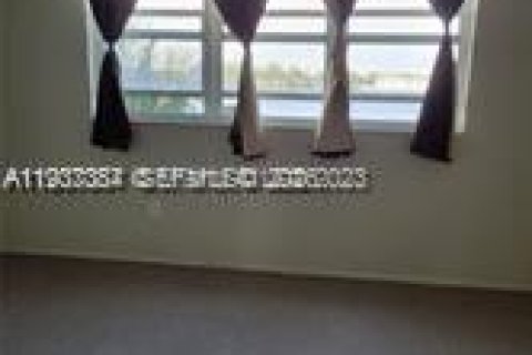 Condo in Miami, Florida, 2 bedrooms № 1997514 - photo 10