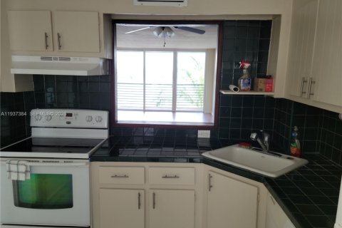 Condo in Miami, Florida, 2 bedrooms № 1997514 - photo 4