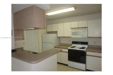 Снять в аренду кондоминиум в Помпано-Бич, Флорида 1 спальня, 76.18м2, № 1939274 - фото 2