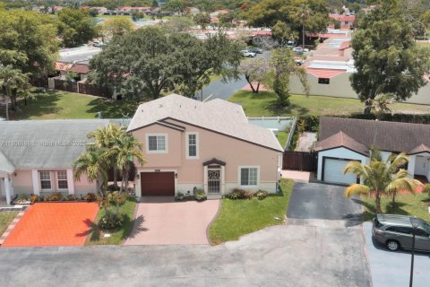House in Hialeah, Florida 3 bedrooms, 132.39 sq.m. № 1935960 - photo 3