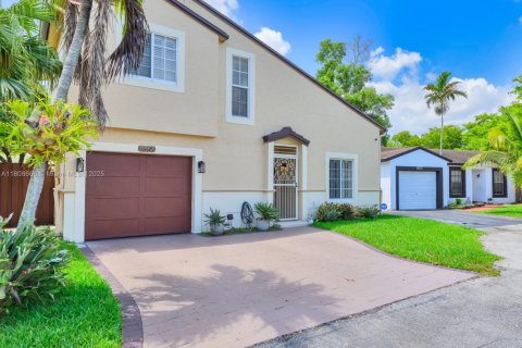 House in Hialeah, Florida 3 bedrooms, 132.39 sq.m. № 1935960 - photo 6
