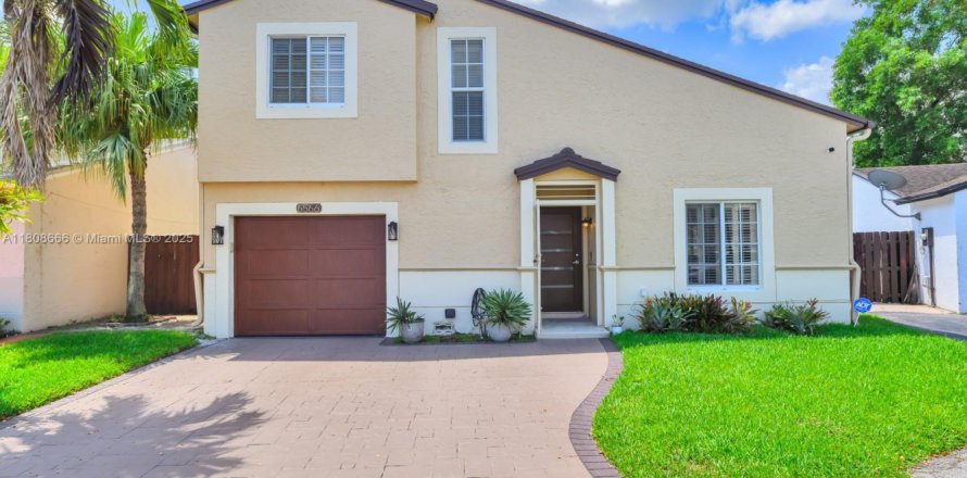 Casa en Hialeah, Florida 3 dormitorios, 132.39 m2 № 1935960