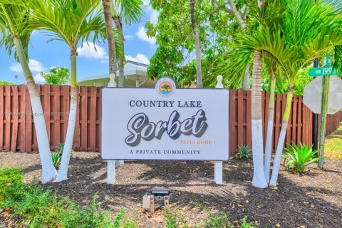 House in Hialeah, Florida 3 bedrooms, 132.39 sq.m. № 1935960 - photo 2