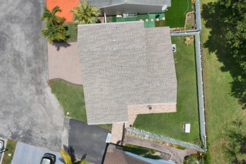 House in Hialeah, Florida 3 bedrooms, 132.39 sq.m. № 1935960 - photo 5