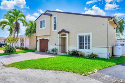 House in Hialeah, Florida 3 bedrooms, 132.39 sq.m. № 1935960 - photo 4