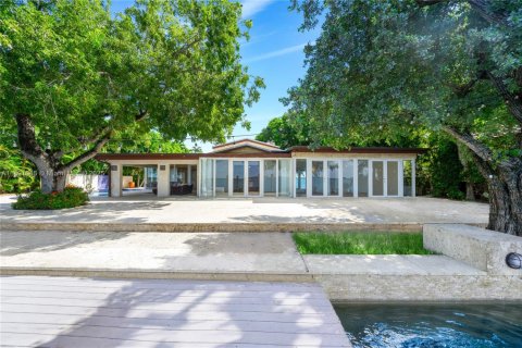 House in Miami Beach, Florida 5 bedrooms, 449.37 sq.m. № 2020539 - photo 14