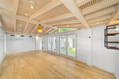 House in Miami Beach, Florida 5 bedrooms, 449.37 sq.m. № 2020539 - photo 27