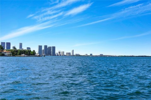 House in Miami Beach, Florida 5 bedrooms, 449.37 sq.m. № 2020539 - photo 4