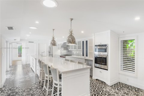 House in Miami Beach, Florida 5 bedrooms, 449.37 sq.m. № 2020539 - photo 25