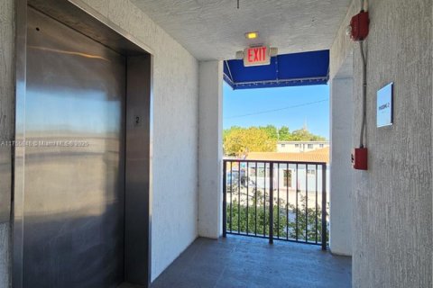 Propiedad comercial en venta en Miami, Florida № 1868822 - foto 9
