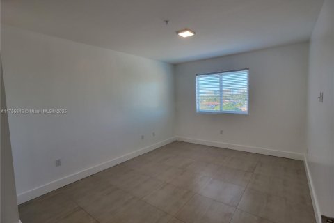 Propiedad comercial en venta en Miami, Florida № 1868822 - foto 24