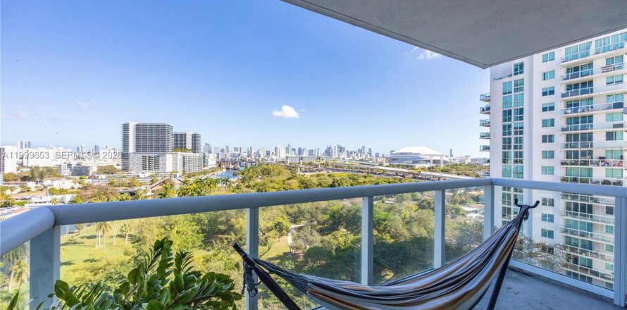 Кондоминиум с 2 спальнями в Майами, Флорида № 2066373