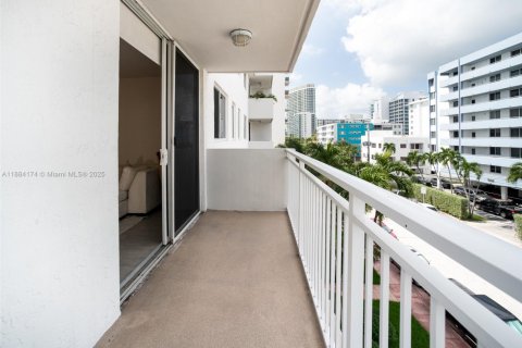 Copropriété à louer à Miami Beach, Floride: 2 chambres, 98.94 m2 № 1931453 - photo 1