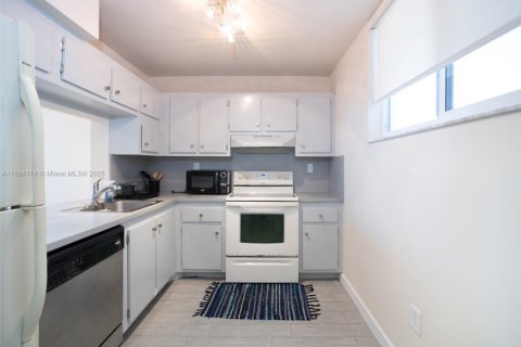 Copropriété à louer à Miami Beach, Floride: 2 chambres, 98.94 m2 № 1931453 - photo 2