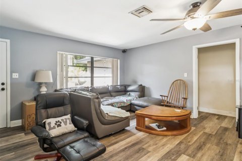 House in Palm Harbor, Florida 3 bedrooms, 166.2 sq.m. № 1793939 - photo 6