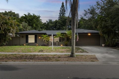 House in Palm Harbor, Florida 3 bedrooms, 166.2 sq.m. № 1793939 - photo 1