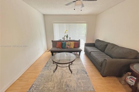 Condominio en venta en Lauderhill, Florida, 1 dormitorio, 68.28 m2 № 2001771 - foto 2
