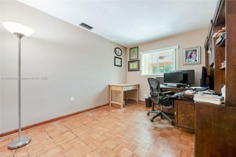 House in Miami, Florida 5 bedrooms, 254.83 sq.m. № 2034773 - photo 14