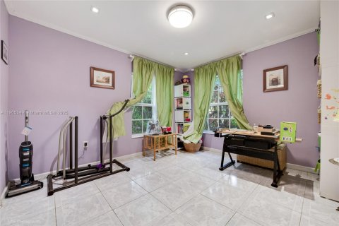 House in Miami, Florida 5 bedrooms, 254.83 sq.m. № 2034773 - photo 11