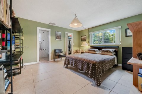 House in Miami, Florida 5 bedrooms, 254.83 sq.m. № 2034773 - photo 12