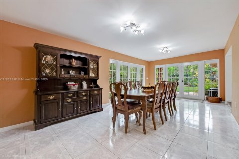 House in Miami, Florida 5 bedrooms, 254.83 sq.m. № 2034773 - photo 8